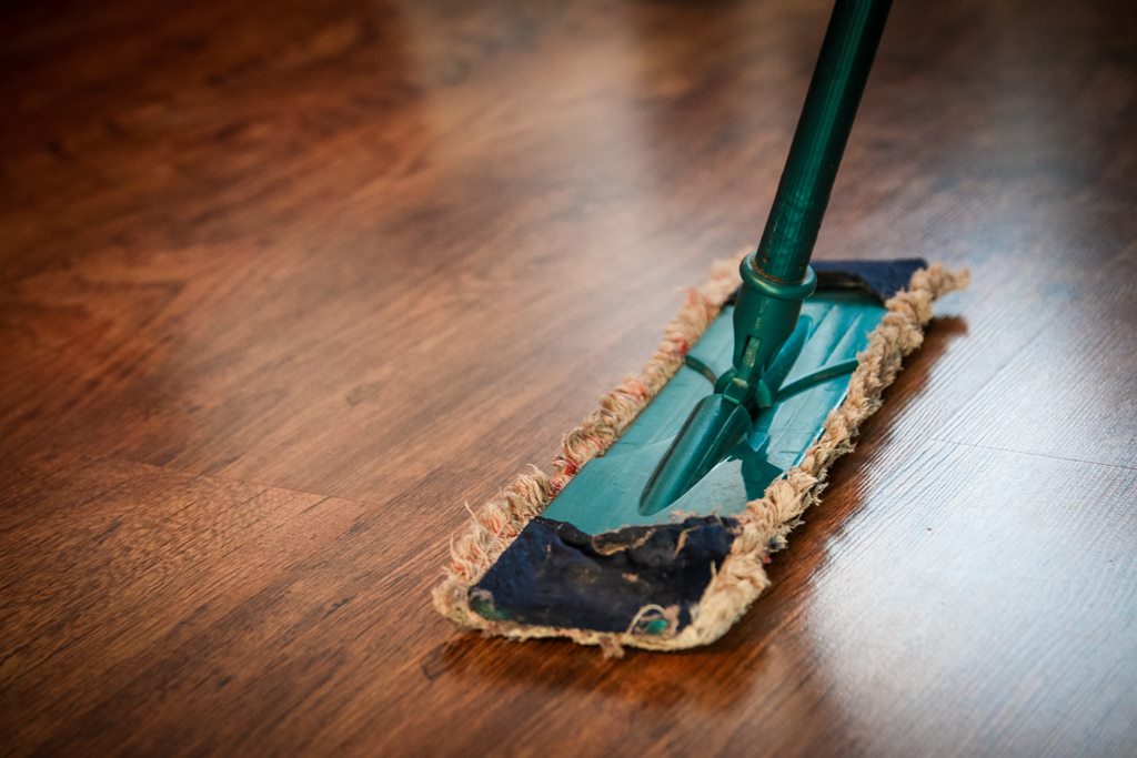 dusting thr floor